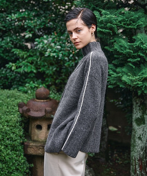 Turtle Neck Slit Knit Tops（タートルネックスリットニットトップス）